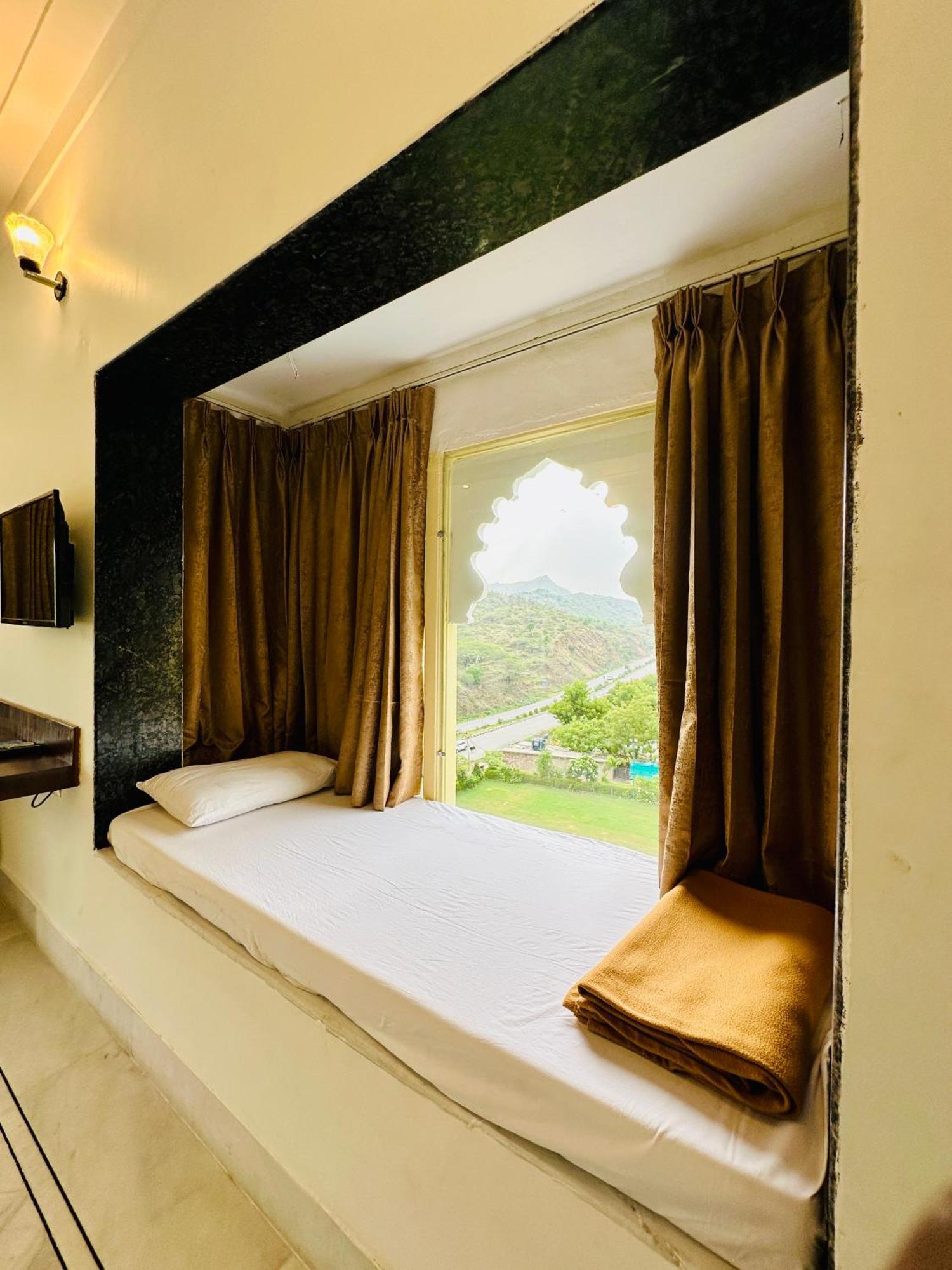 Mewar Palace Resort And Spa Udaipur Extérieur photo